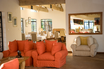 Clouds Mountain Gorilla Lodge: Lounge