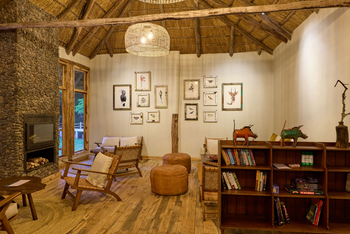 Koroi Forest Camp: Loungebereich mit Kamin