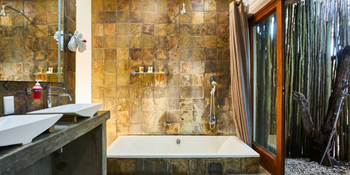 Namutoni Camp: Doppelwaschtisch und Dusche