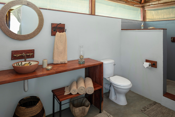 Nanzhila Lake Camp Nanzhila Lake Camp: Gästebad