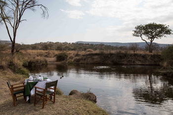 Ole Serai Camp Moru Kopjes: Privates Dinner am Wasser