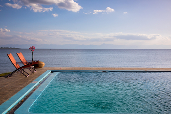 Pumulani Lodge: Pool und Seeblick