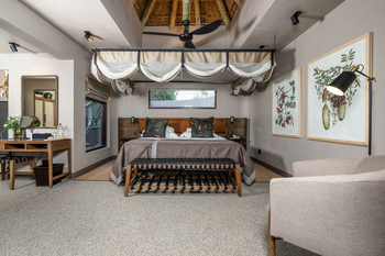 Sabi Sabi Bush Lodge: Elegantes Schlafzimmer mit Moskitonetz und Botanik-Dekor