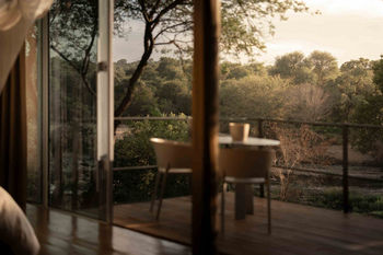 Singita Lebombo Lodge: Suite mit Glasfront, Holzdeck und Flussblick