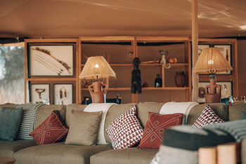 Wayo Serengeti Green Camp: Couch mit Zierkissen