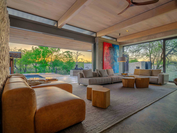 Cheetah Plains Karula House: Lounge mit Panoramafenstern