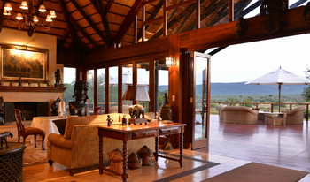 Mateya Safari Lodge: Luxuriöse Lounge mit afrikanischen Skulpturen