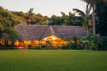 Moivaro Lodge: Abenddining unter großer überdachter Lounge