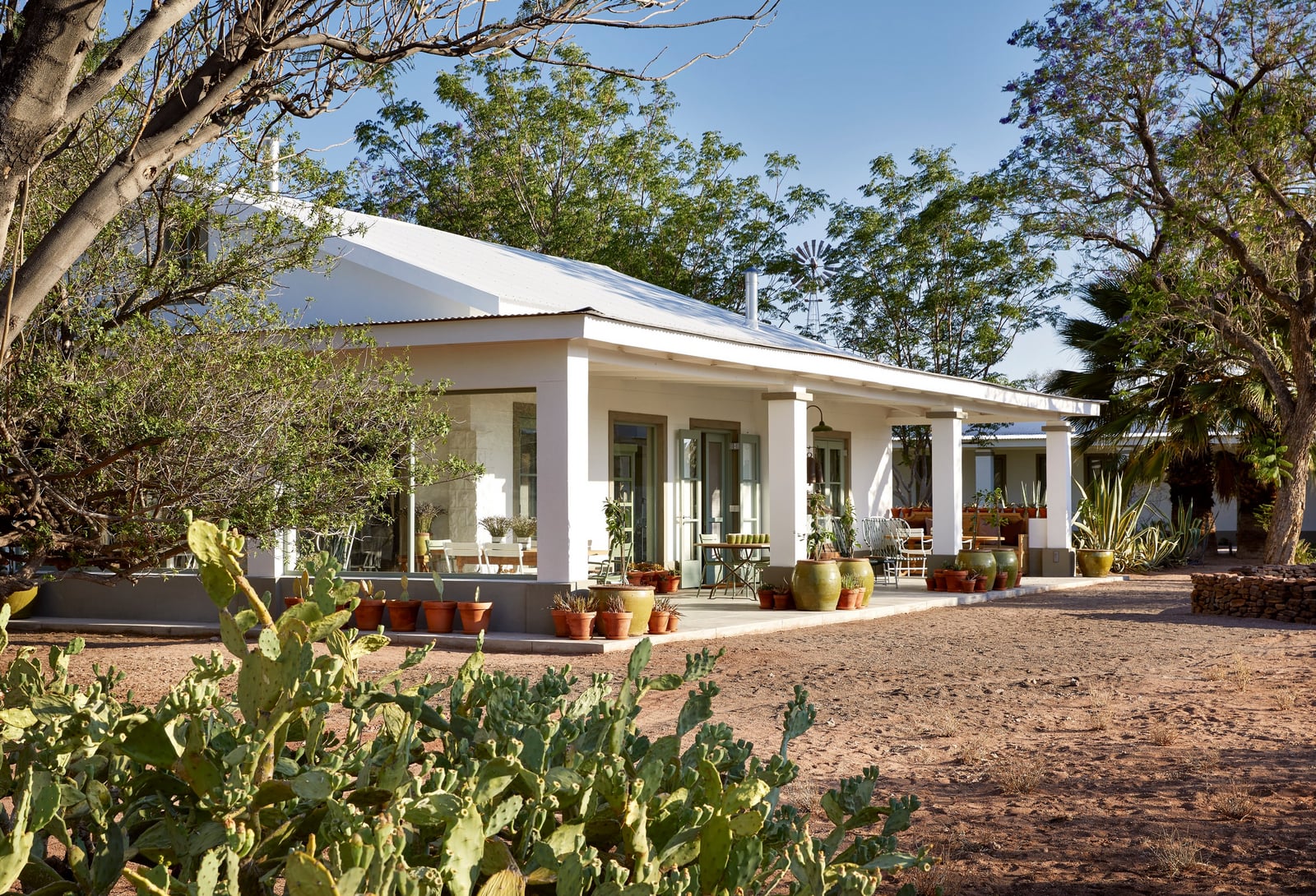 Nooishof Nooishof: Hauptgebäude mit Pflanzkübeln