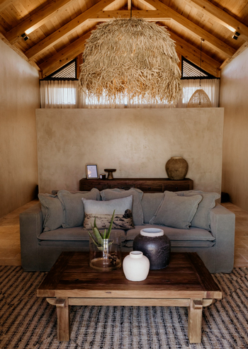 Otjiwa Savanna Luxury Villa: Sofa vor dem Bad