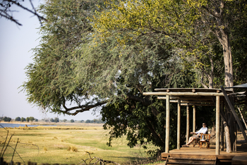 Ruckomechi Camp: Terasse unter Baum