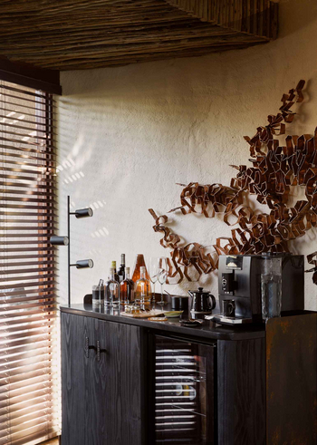 Singita Boulders Lodge: Lounge mit Kunstwerk und Getränkestation