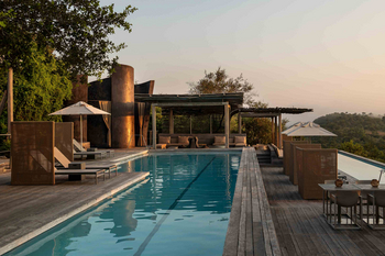 Singita Lebombo Lodge: Infinitypool flankiert von Liegen