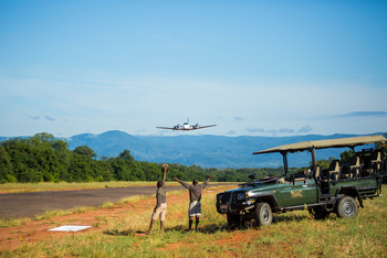 Tembo Plains Camp: Flugzeug Landeanflug