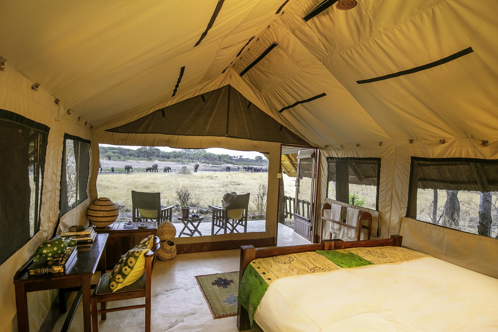 The Hide The Hide: Deluxe Tent - Schreibtisch und Bett