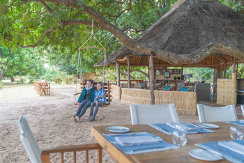 Time + Tide Nsolo: Schaukel