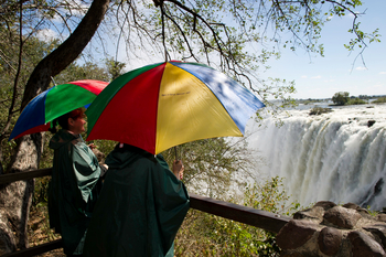 Toka Leya Camp Toka Leya Camp: Touristen in Regenbekleidung