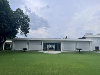 Chandela: Eingang und Außenansichten