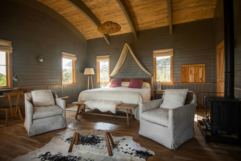 Entamanu Ngorongoro Camp: Doppelbett und Sessel