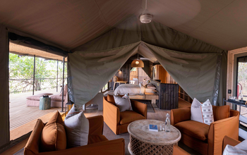 Kiri Camp: Familienzelt - Lounge und Bett