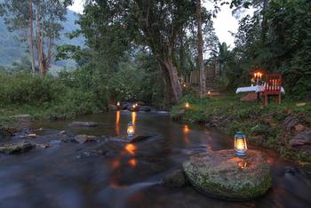 Mahogany Springs Safari Lodge: Bach mit Laternen