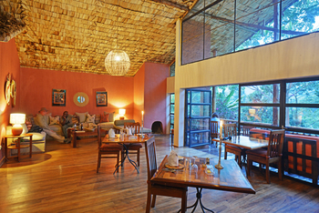 Mahogany Springs Safari Lodge: Lounge und Veranda