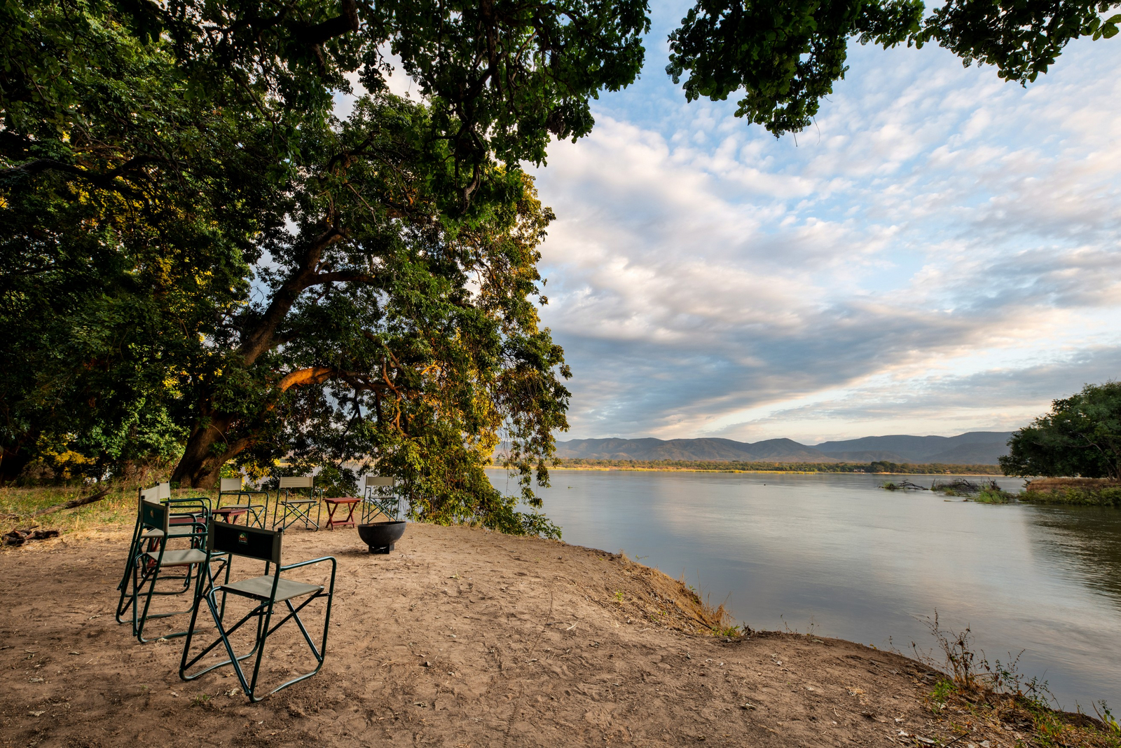 Mana River Camp Mana River Camp: Feuerschale am Ufer