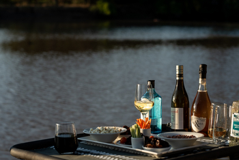 Mana River Camp Mana River Camp: Getränkepause an einem Pool