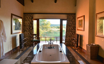Mateya Safari Lodge: Freistehende Badewanne mit Naturblick