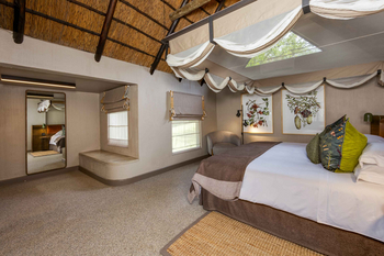 Sabi Sabi Bush Lodge: Schlafzimmer mit Himmelbett und botanischer Kunst