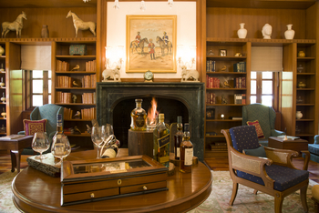 The Oberoi Vanyavilas Wildlife Resort Ranthambore The Oberoi Vanyavilas Wildlife Resort Ranthambore: Lounge mit Kamin und Bibliothek