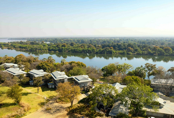 The Palm River Hotel: Zimmerblöcke am Ufer