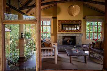 Volcanoes Mount Gahinga Lodge: Deluxe Room Kamin