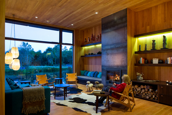 andBeyond Vira Vira Lodge: Kamin in der Bar