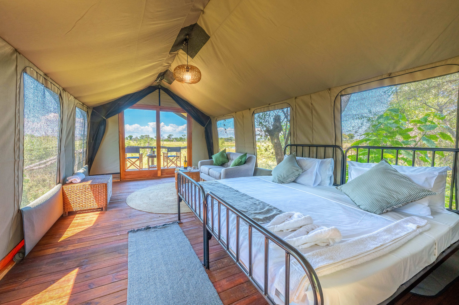 Losika Elephant Camp Losika Elephant Camp: Stilvolle Canvas-Suite mit weitem Savannenblick
