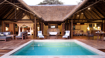 Chiawa Camp: Safari Suite - Lounge und Schlafzimmer hinter dem Pool