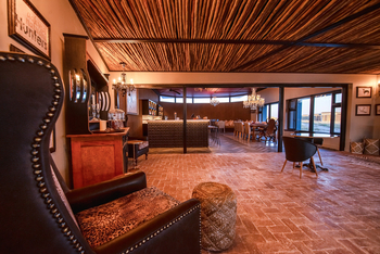 Etosha King Nehale Lodge Etosha King Nehale Lodge: Blick zur Bar