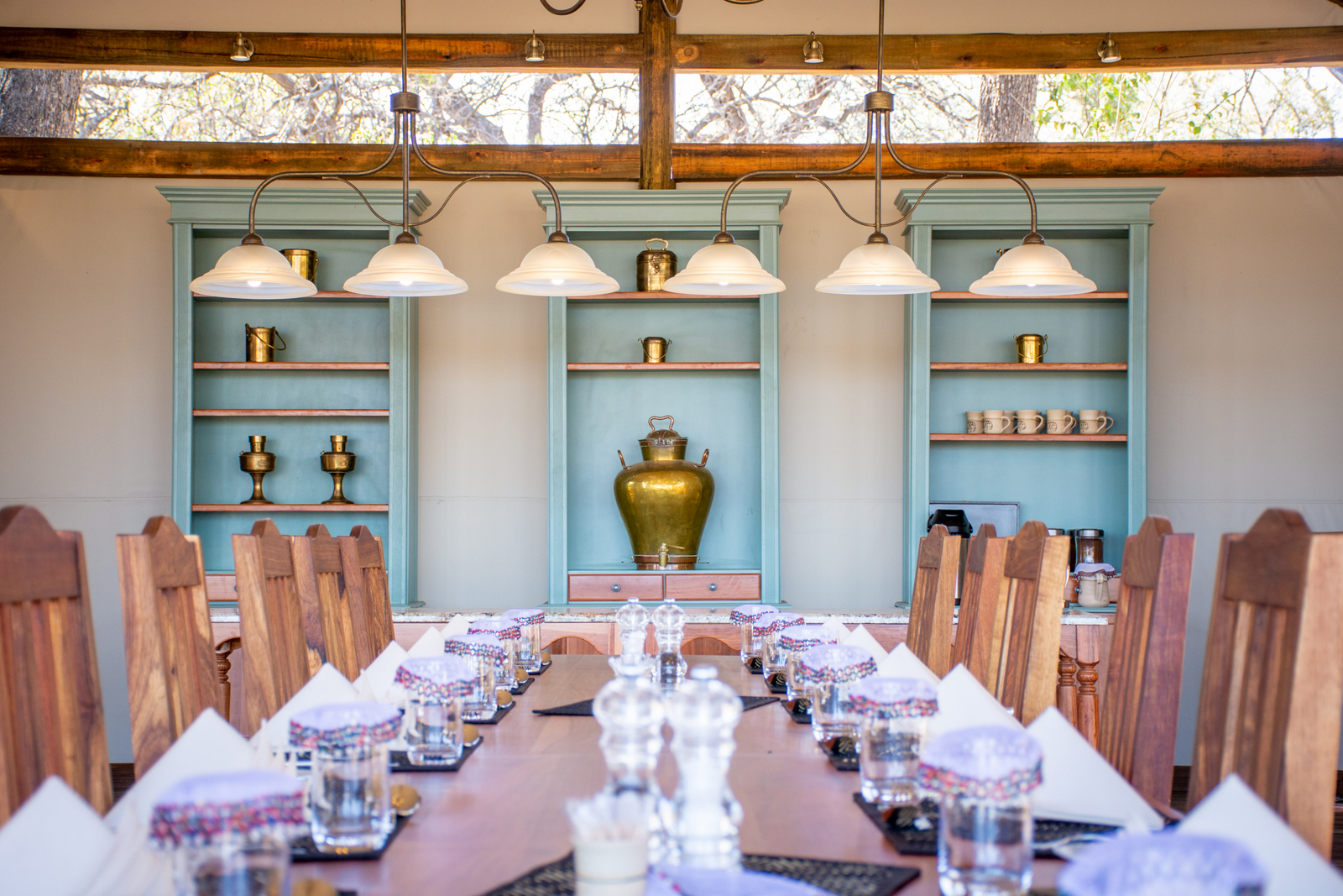 Kwara Camp Kwara Camp: Großer Esstisch für gemeinschaftliche Mahlzeiten