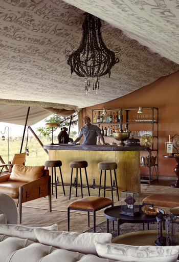 Laba Migration Camp: Bar mit Personal