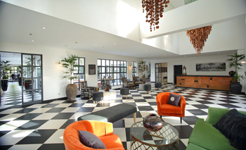 Latitude 0: Lounge am Empfang