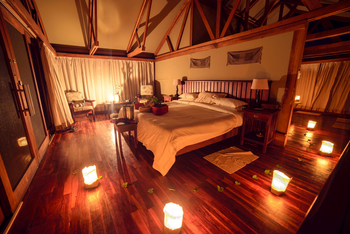 Lebala Camp Lebala Camp: Papierlaternen im Chalet