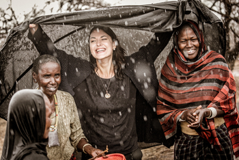 Legendary Mila Tented Camp: Datoga-Frauen im Regen