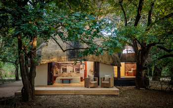 Luangwa River Camp: Gästechalet Außenansicht