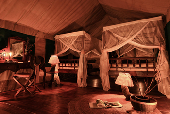 Mbali Mbali Gombe Lodge: Gästezelt bei Nacht