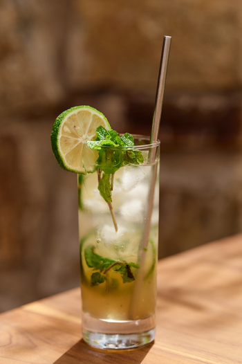 Mkomazi Wilderness Retreat: Erfrischendes Limetten-Minzgetränk im Sonnenschein