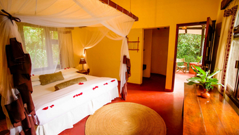 Moivaro Lodge: Schlafzimmer mit Baldachinbett und Blütenblättern