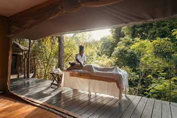 Rhino River Camp: Masseurin mit Gast