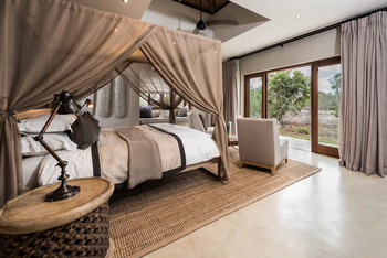 Sabi Sabi Bush Lodge: Luxus-Schlafzimmer mit Himmelbett und Naturansicht