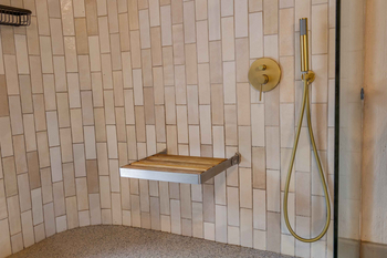 Sabi Sabi Bush Lodge: Moderne Dusche mit Goldarmaturen und Sitz
