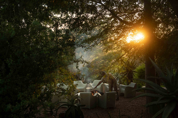 Singita Lebombo Lodge: Sundowner Feuerstelle mit Guide im Busch